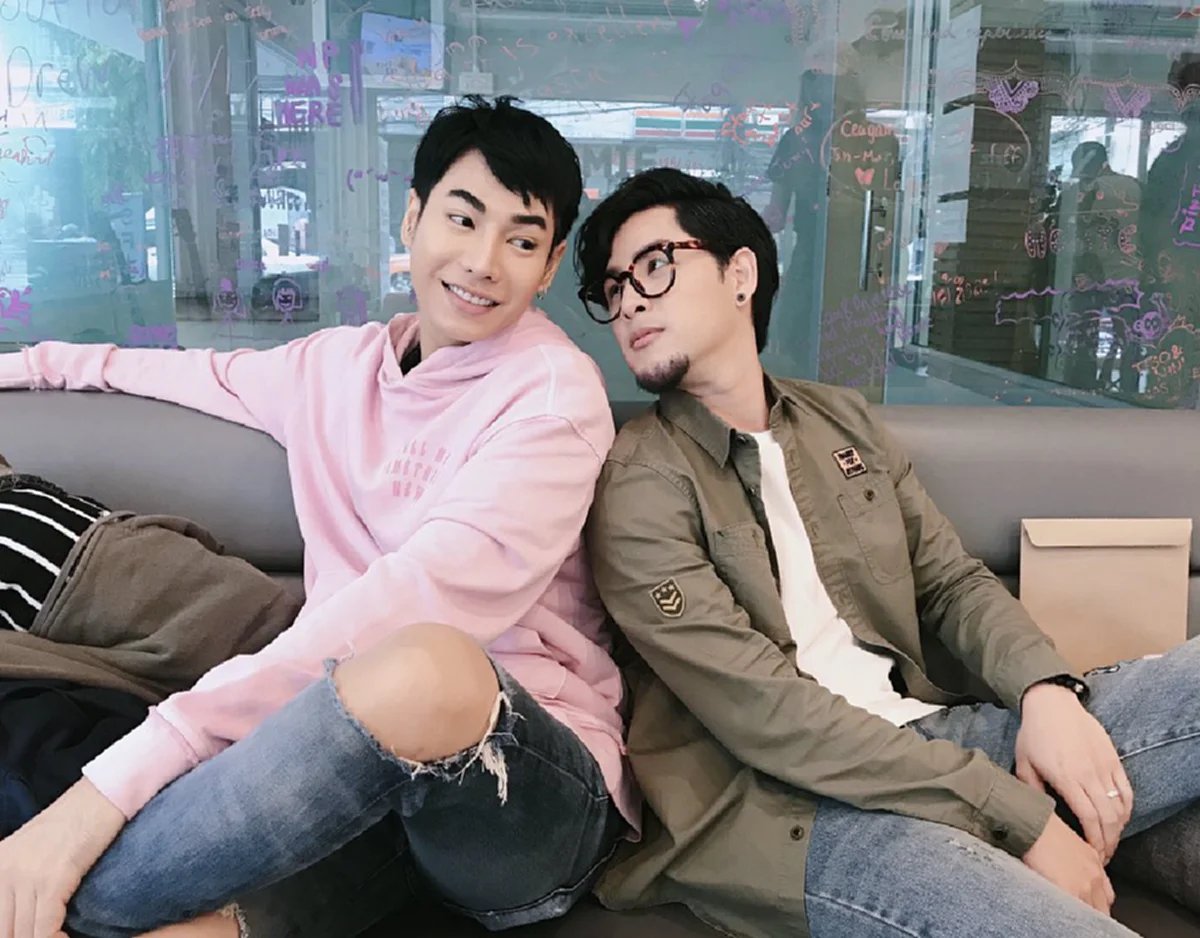 ขำหนักมาก!! \"ทอม Room39\" อัพภาพคู่ \"เป๊ก ผลิตโชค\" พร้อมแคปชั่นชวนจิ้น แต่แฟนคลับทวีตกลับหาแบบนี้ #โถ่...คุณหลวงของบ่าว !?!