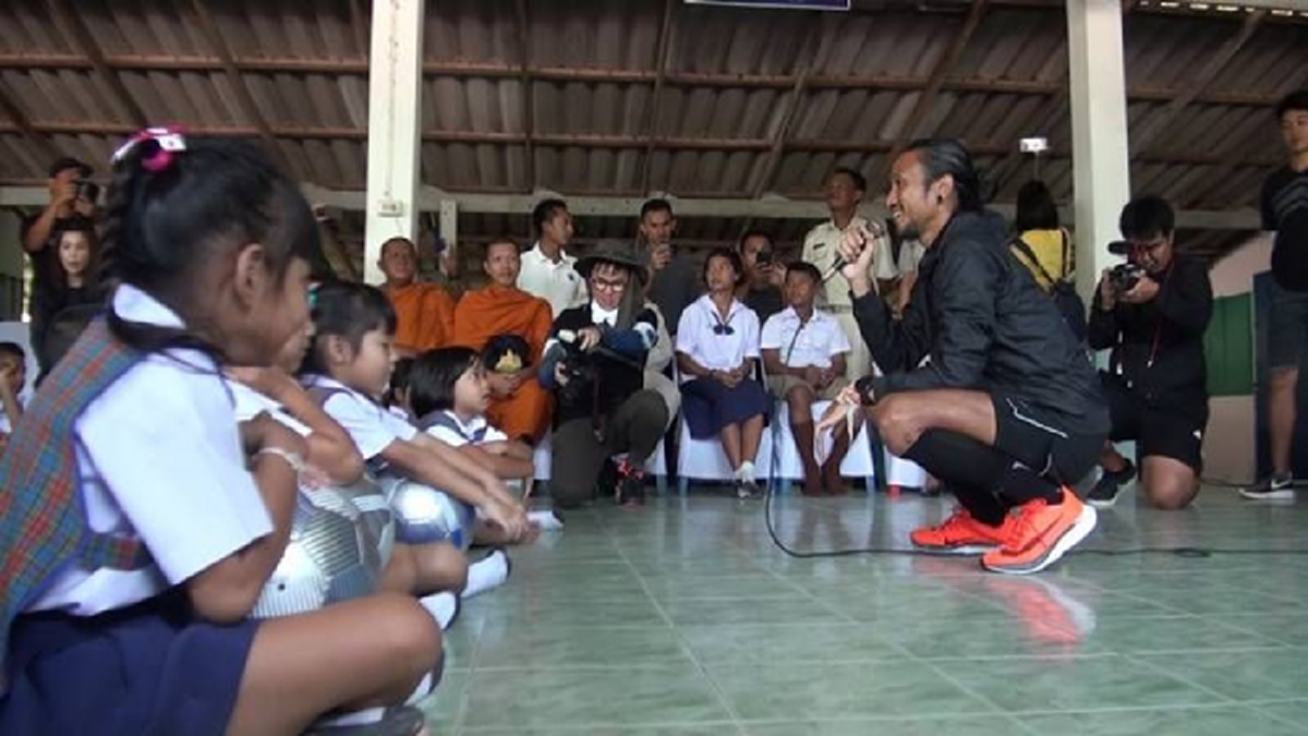 บรรยากาศซึ้ง สุดตื้นตัน !!! พี่ตูน กอดคอ น้องนักเรียนเมืองคอน "ร้องไห้" !!! หลังจากฟังเรื่องเล่าของเด็กชายที่ "โครงการให้ทุน"