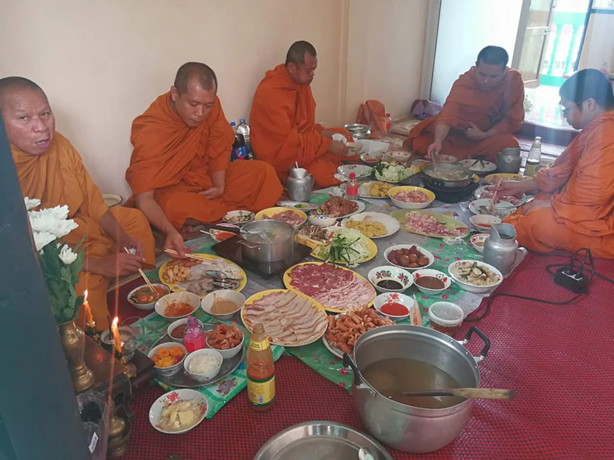 คลายข้อข้องใจ?? "พระมหาไพรวัลย์" แจงชัดๆ กรณีดราม่าร้อน ถวายชาบูให้พระ??  ลั่น!! ถวายชาบูไม่ฉันก็ไม่ได้เดี๋ยวหาว่าเรื่องมาก!!