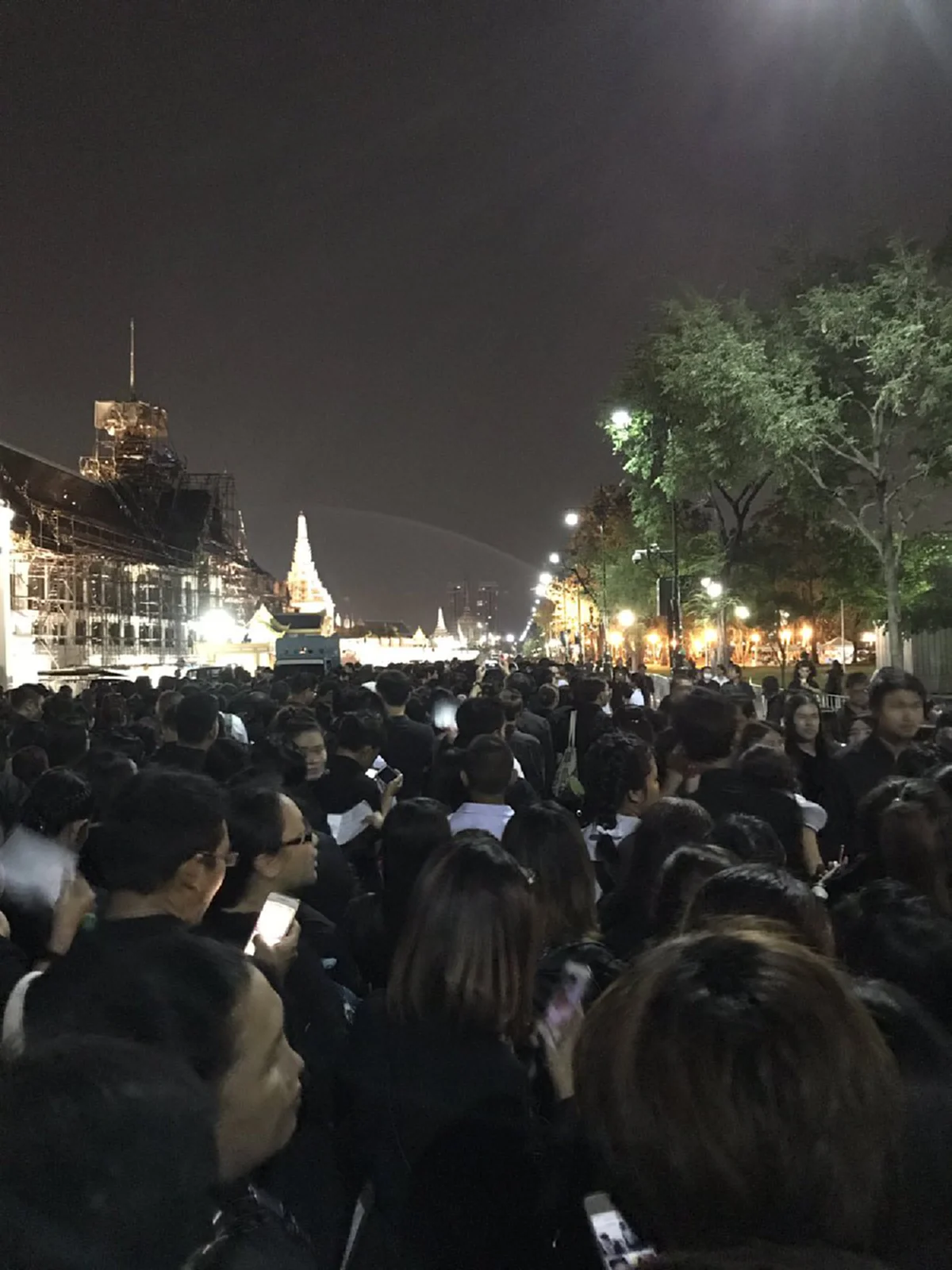 หัวใจคนไทยไม่มีคำว่าย่อท้อ...!! พรุ่งนี้ (24 ก.ย.) สำนักพระราชวังเพิ่มจุดคัดกรอง ปรับแถวเข้ากราบถวายบังคมพระบรมศพ (อ่านรายละเอียด)..