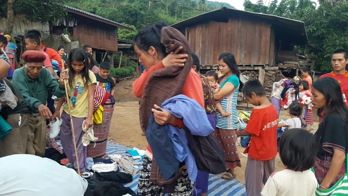 ภาพเด็กๆมารับบริจาคเสื้อผ้า