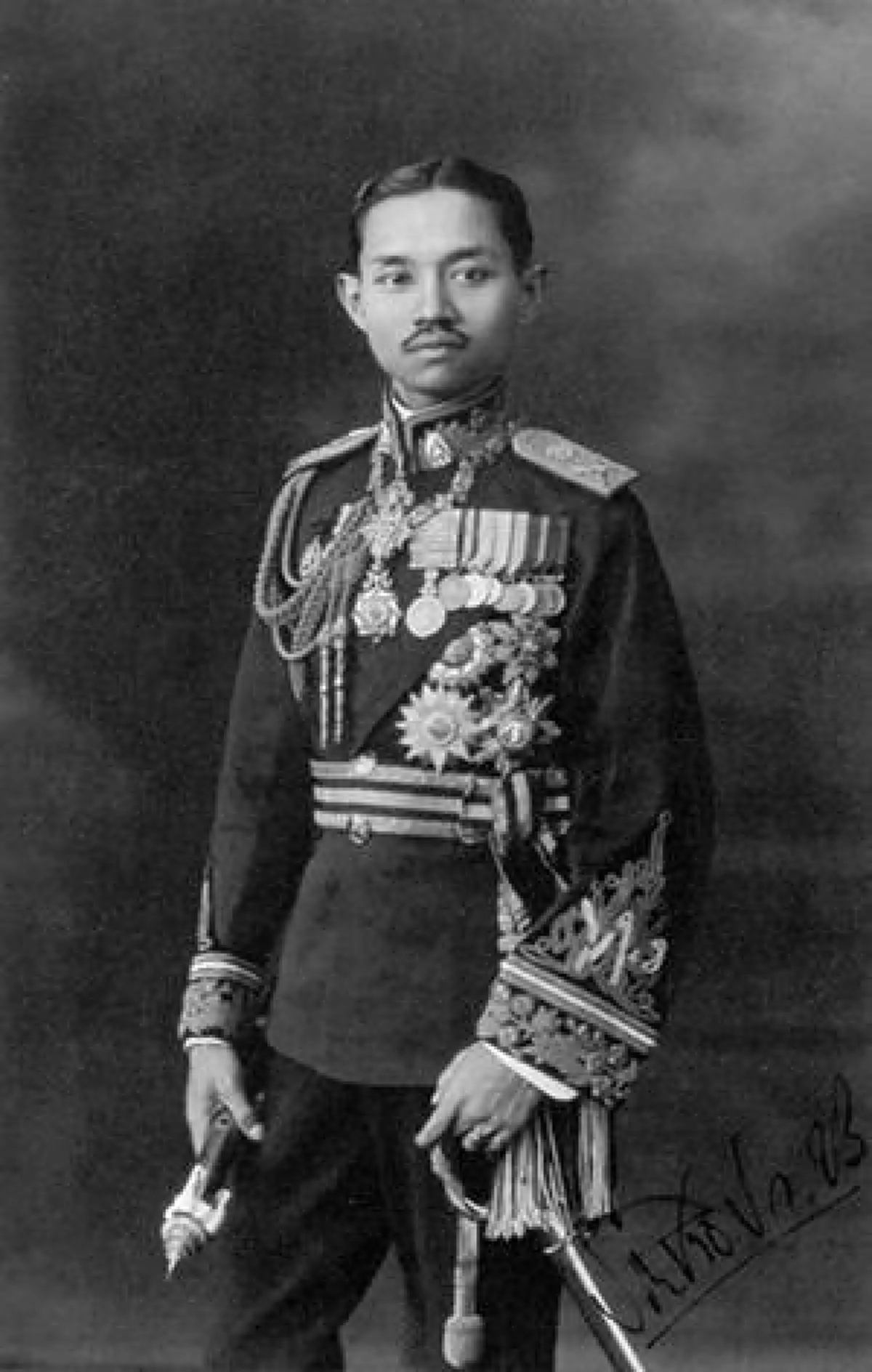 ใต้ร่มฉัตรจอมทัพไทย!! ๑๑๔ ปี "พระคฑาจอมพลองค์แรกแห่งสยาม" ในสมัย ร.๕ สู่ "พระคฑาจอมทัพภูมิพล" สมพระเกียรติ "พระมหากษัตริย์ไทย" #วันนี้ในอดีต