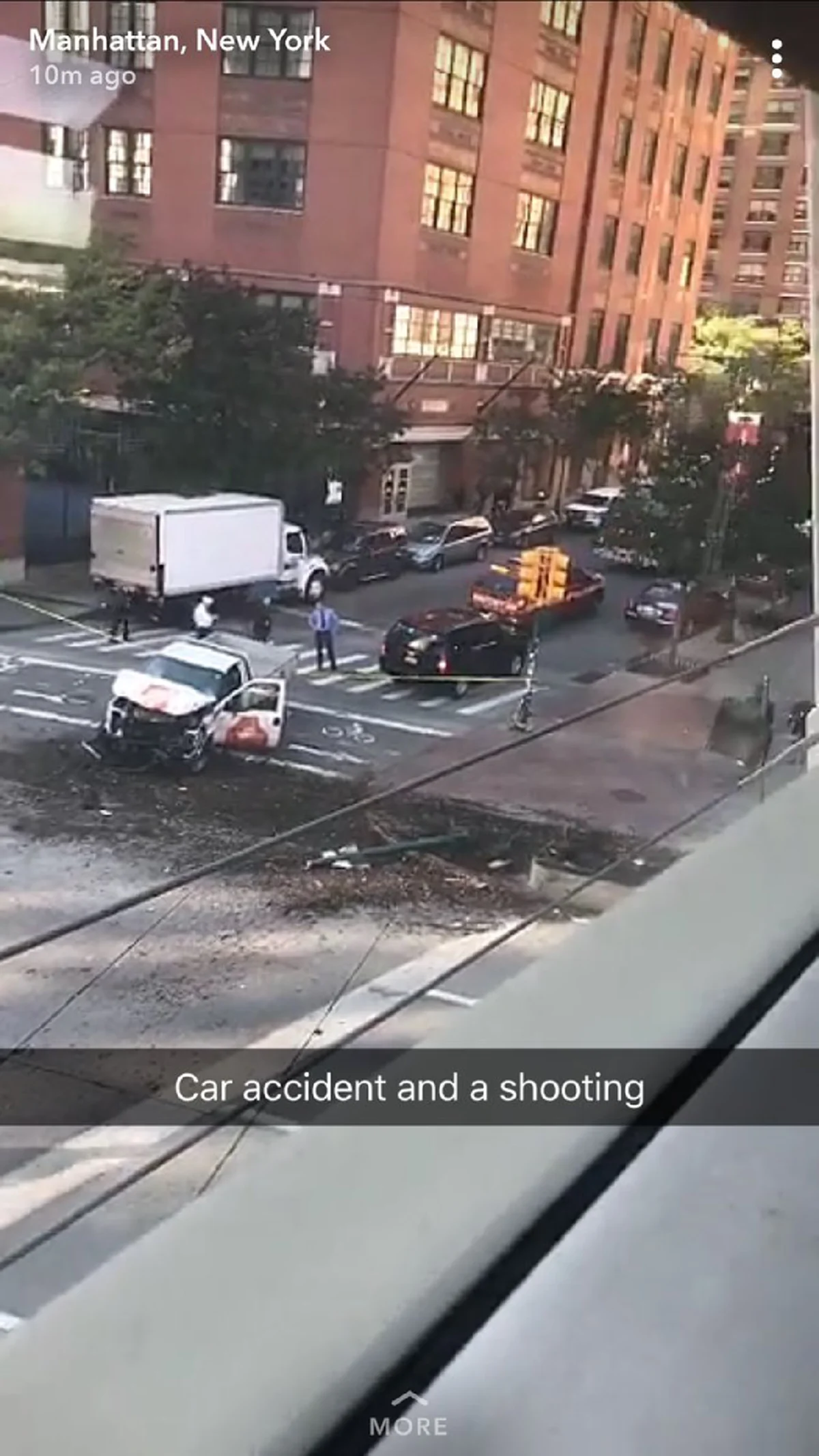 ด่วน!!! เกิดเหตุคนร้าย ขับรถพุ่งชนคน ก่อนลงมาใช้อาวุธปืนกราดยิง วันฮาโลวีน ในสหรัฐฯ ตายแล้ว 8 (คลิป)