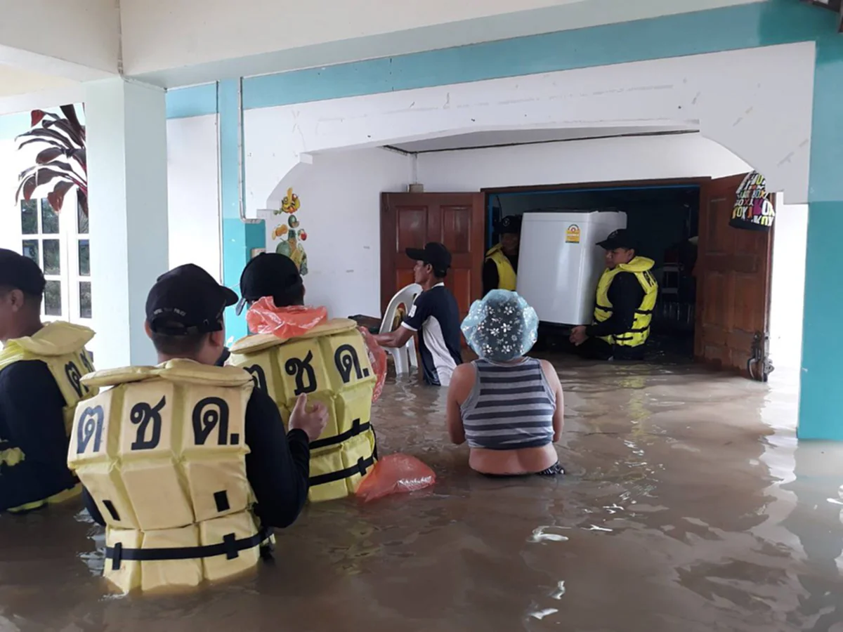 "คีโรกี" เเผลงฤทธิ์  ฝนถล่มหนัก ทำหัวหินอ่วม ระดับน้ำท่วมสูงถึงเกาะกลางถนน บ้านเรือนประชาชนเสียหาย เจ้าหน้าเร่งเข้าช่วยเหลือ(คลิป)