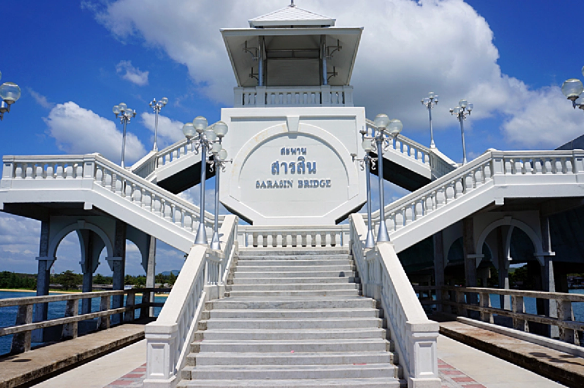 โศกนาฏกรรมแห่งความรัก!! ความรักบริสุทธิ์ของ "คนขับรถสองแถวกับแม่พิมพ์ของชาติ" เพราะฐานะต่างกัน จึงรักกันไม่ได้ สู่ตำนาน "สะพานรักสารสิน" !!