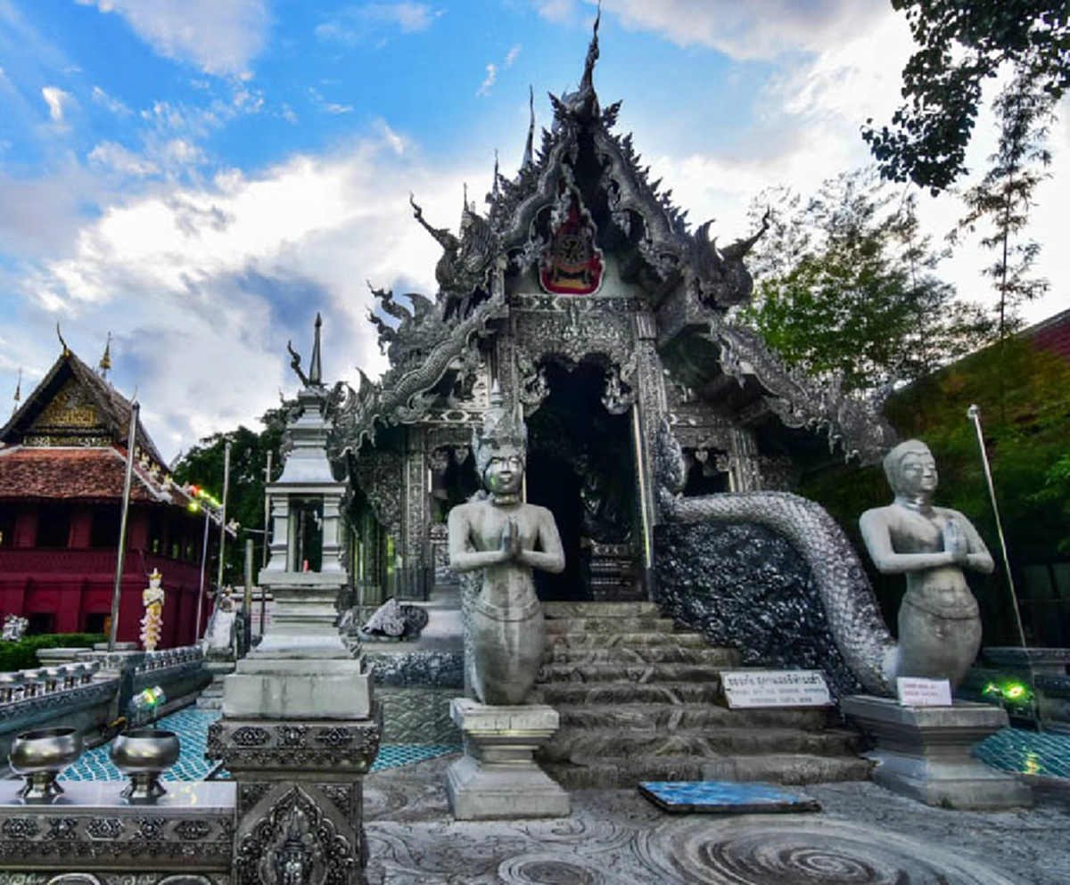 ชาวเน็ตสับเละ!! มนุษย์ป้าไร้สำนึก ไม่เคารพกฎจารีต ดันทุรังเข้า "เขตสตรีห้ามเข้า" ในพระอุโบสถ ป้ายก็เขียนชัด จนท.ขอร้อง ก็ทำหูทวนลม (คลิป) !!