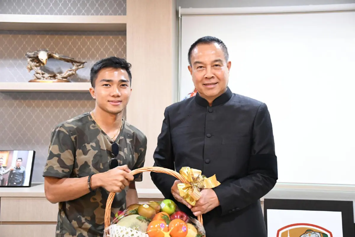 โค้ชผู้มีพระคุณ !! "เมสซี่เจ" เข้าพบ "ซิโก้" กล่าวคำอำลา ... ก่อนลัดฟ้าตามล่าฝัน "เจลีก"ญี่ปุ่น (ภาพ)