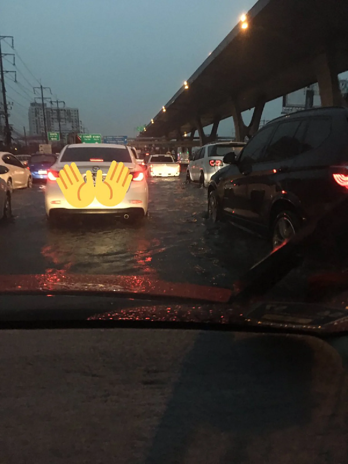 ตั้งตัวไม่ทัน!! ฝนถล่มกทม. ทำชาวคนกรุงอ่วม น้ำท่วมขังหลายสาย จราจรติดขัด ผู้ใช้รถใช้ถนนโปรดหลีกเลี่ยงเส้นทาง หรือขับขี่ด้วยความระมัดระวัง