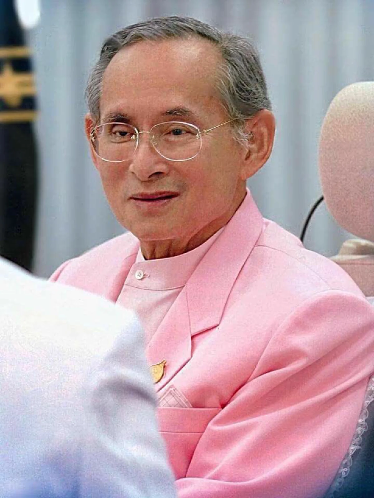 "นั่นไง ยิ้มของฉัน" ในหลวง ร.9 พระมหากษัตริย์ผู้เปี่ยม "พระราชอารมณ์ขัน" เผย 9 เหตุการณ์สร้างรอยยิ้มในวันที่คิดถึงพระองค์