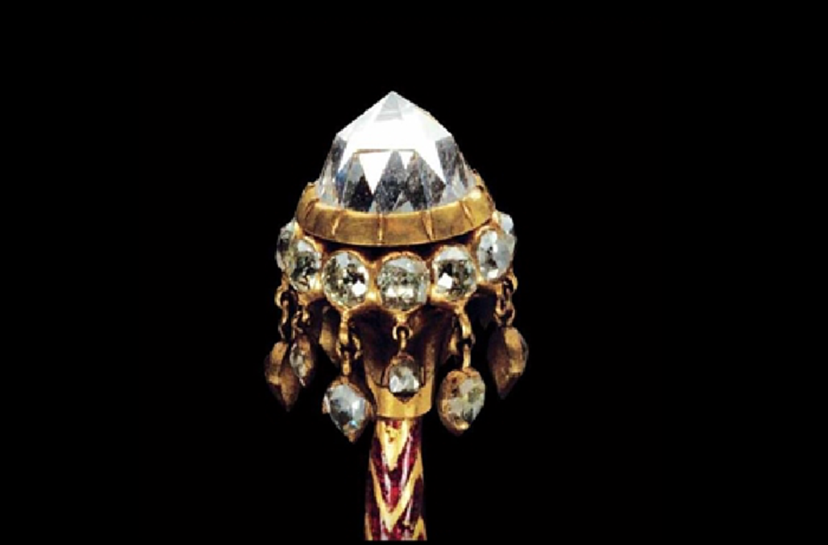 เพชรที่ล้ำค่าที่สุดในสยาม !!! "พระมหาวิเชียรมณี" เพชรที่สำคัญยิ่งต่อ พระมหากษัตริย์ไทย !!! ถูกส่งต่อมา ตั้งแต่สมัย รัชกาลที่ 4 !!!