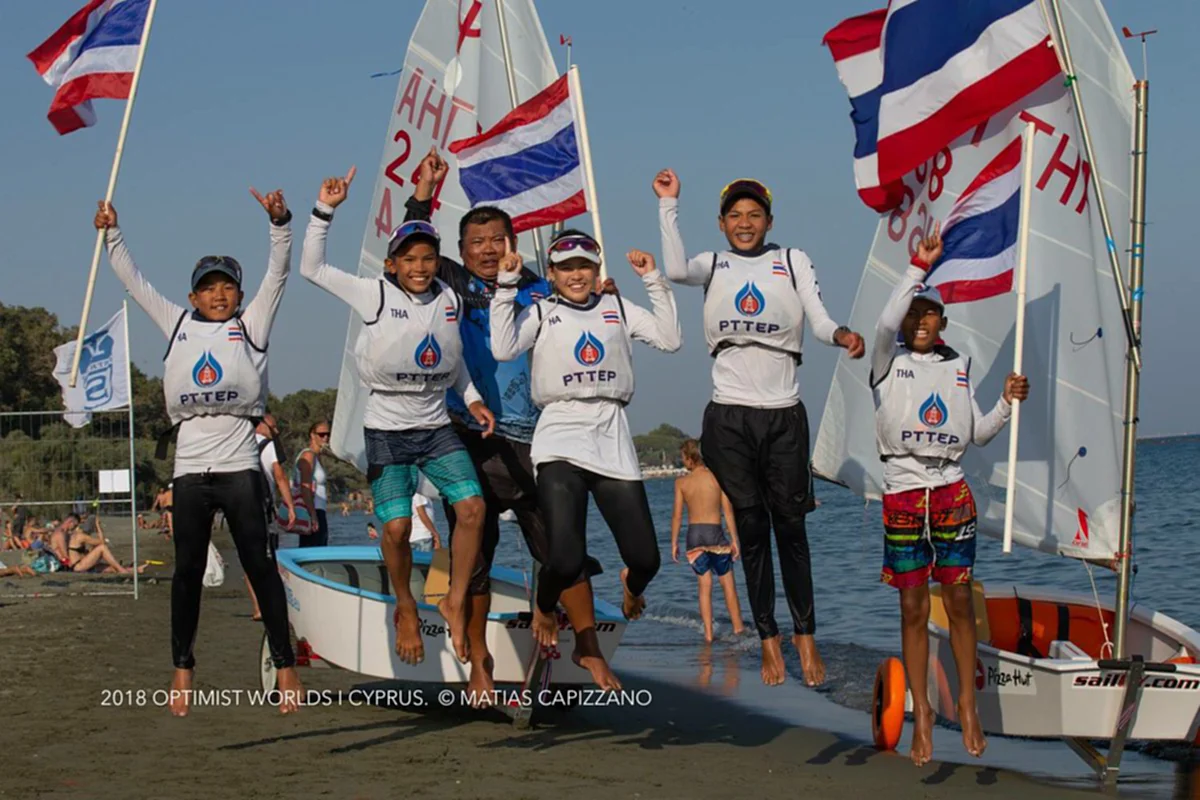 ข่าวใหญ่ข้ามทวีป 5 เยาวชนทีมชาติไทยร่วมใจคว้าแชมป์โลกแข่งเรือใบ 2018 สถิติสุดยอดคว่ำอิตาลีรอบชิง