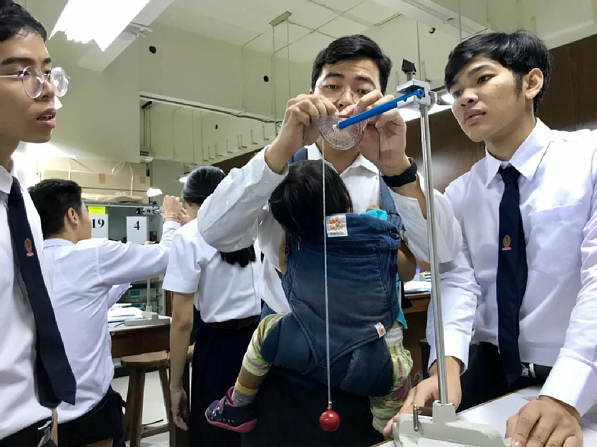 น่ารักสุดๆ อาจารย์จุฬาฯ กับภารกิจ 2 หน้าที่ในเวลาเดียวกัน เป็นทั้งพ่อที่ดูแลลูกและผู้สอนให้ความรู้