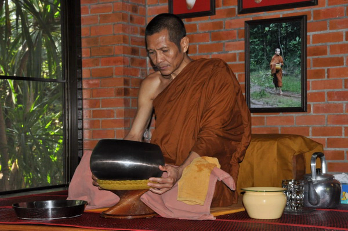 เทียบให้เห็นชัดๆ !!! การฉันอาหารพระธรรมกายกับพระทั่วไป มีจุดแตกต่างชัดเจน! จนต้องตั้งคำถามนี่ "พระแท้" หรือ "พระปลอม" ???