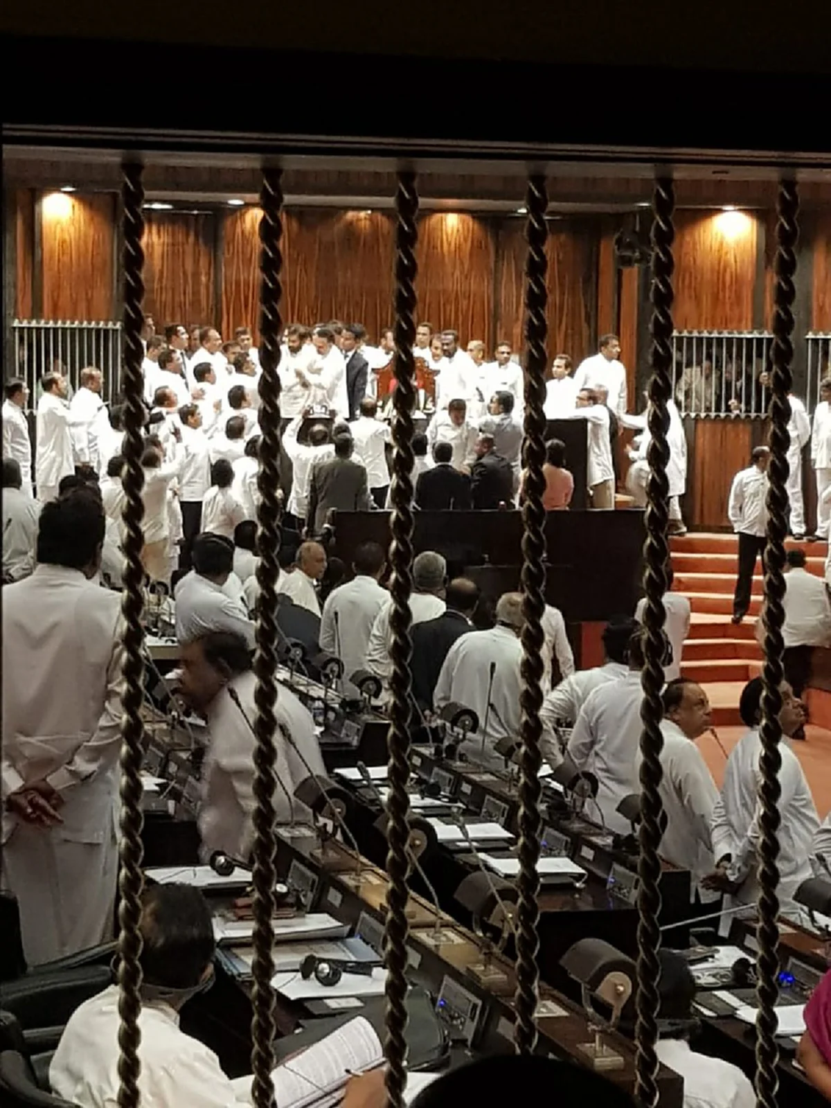 การเมืองศรีลังกาวิกฤตหนัก ส.ส.ยกพวกตีกันกลางสภา (คลิป)