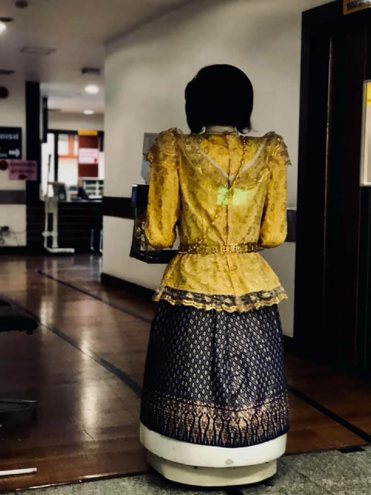 หลอนกันมั้ย!! รพ.มงกุฎวัฒนะใช้หุ่นยนต์ R Robot จัดส่งเอกสารเเทนคน (คลิป)