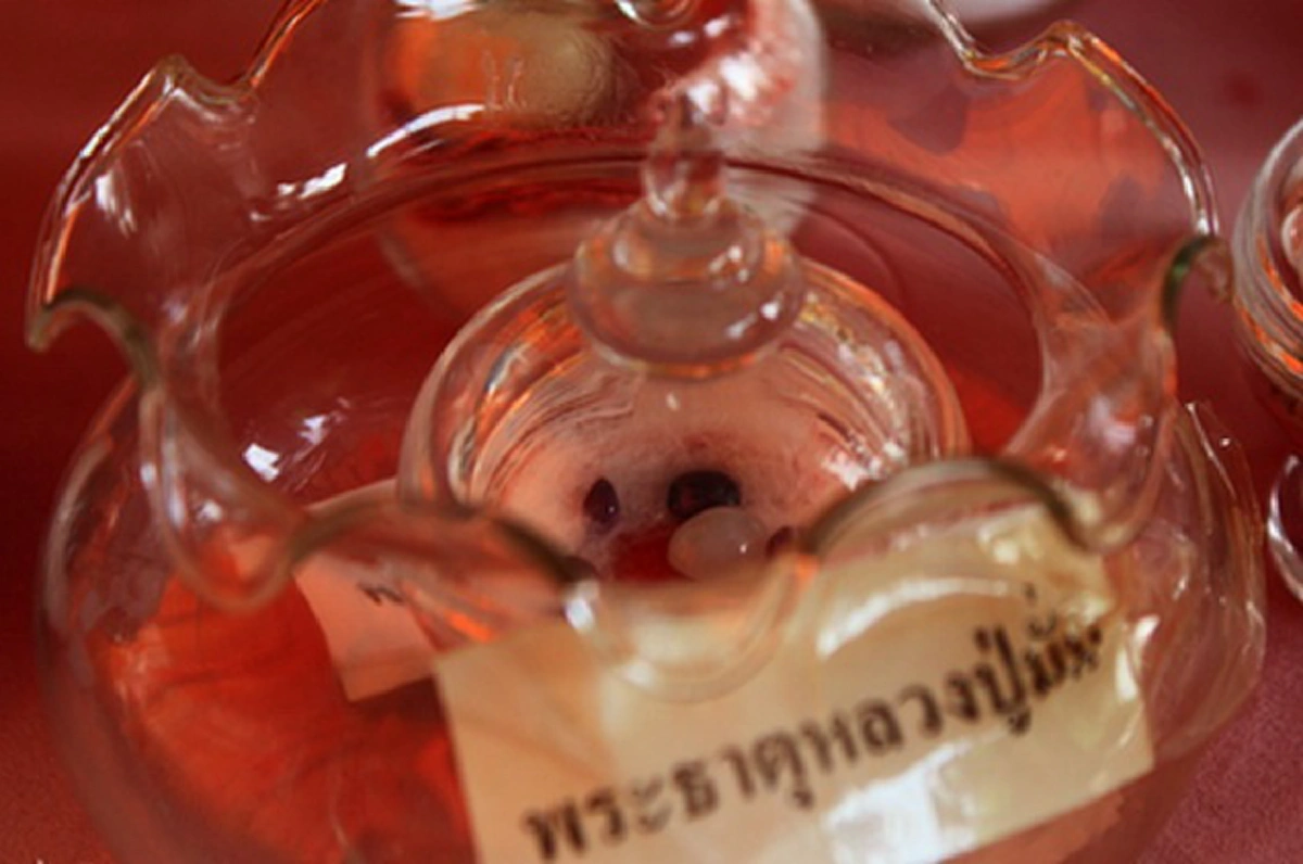 ปาฏิหาริย์อัฐิพระอรหันต์!! บูรพาจารย์แห่งพระวิปัสสนากรรมฐาน "หลวงปู่มั่น  ภูริทัตโต" มรณภาพ เกิดเหตุอัศจรรย์ "อัฐิกลายเป็นพระธาตุ" !!