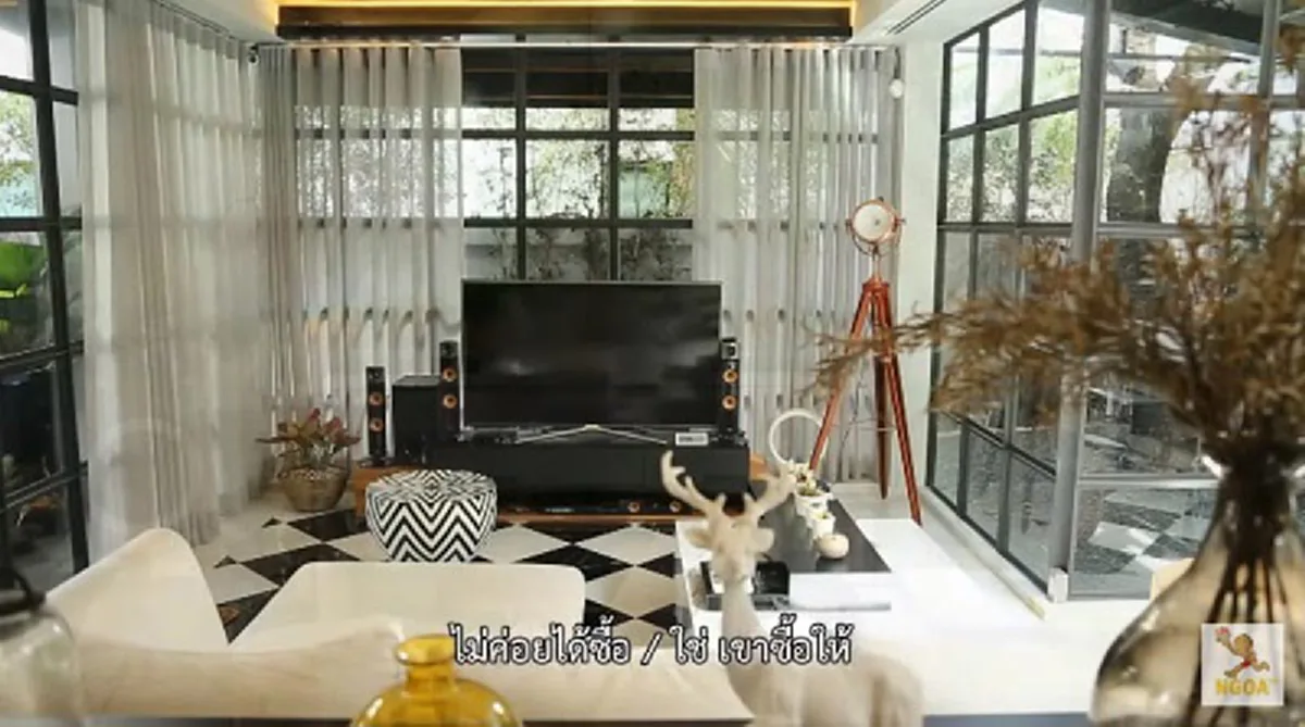 ไม่ธรรมดาจริงๆ!! ส่องบ้าน "ดีเจเอกกี้" ลงทุนทุบบ้านทำใหม่ทั้งหลัง เรียบง่ายแต่สวยหรู ดูรวมๆ แล้วมีเสน่ห์สมเป็นบ้านในฝัน !?! (มีคลิป)