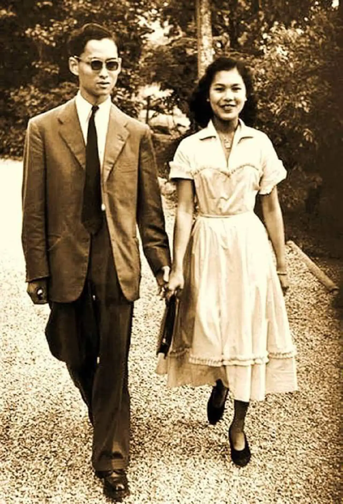 "รักแห่งแผ่นดิน"  ๒๘ เมษายน วันครบรอบพระราชพิธีราชาภิเษกสมรส ครบรอบ ๖๗ ปี ประมวลพระบรมฉายาลักษณ์พระคู่ฟ้ามิ่งขวัญของปวงชนชาวไทย