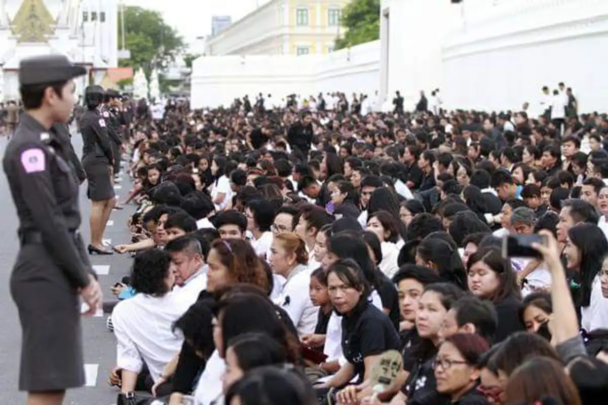 ประมวลภาพ ประชาชนเฝ้าฯ รับเสด็จฯ"สมเด็จพระเจ้าอยู่หัว"และพระองค์ทรงทักทายประชาชนจำนวนมากที่มารอเฝ้าทูลละอองธุลีพระบาทรับเสด็จฯ อย่างใกล้ชิด