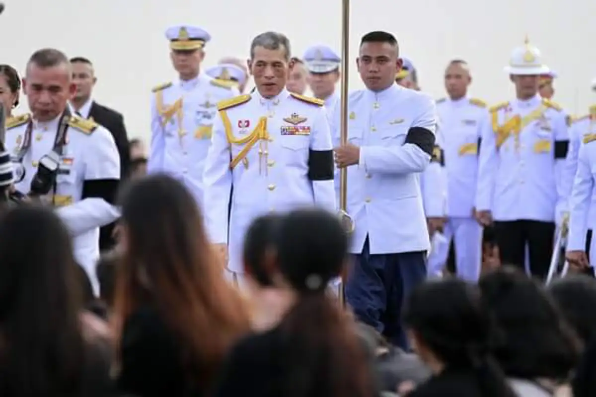 อาหารพระราชทาน!!สมเด็จพระเจ้าอยู่ฯ โปรดเกล้าฯพระราชทานอาหารให้กับประชาชนที่เดินทางเข้ากราบถวายบังคมพระบรมศพฯ