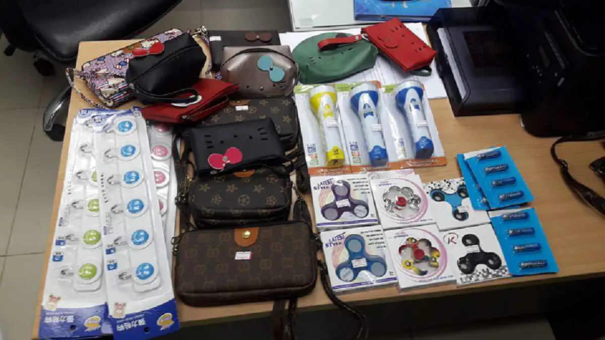 ร้าน20บาทคงจะร้อนๆหนาวๆกัน!! ร้าน20บาทปราจีนโดนซุ่มตรวจค้น..พบสินค้าเลี่ยงภาษี ของก๊อปปี้เพียบ พ่อค้ารั้น!!ปฏิเสธทุกข้อหา (เจอดี-มีคลิป)