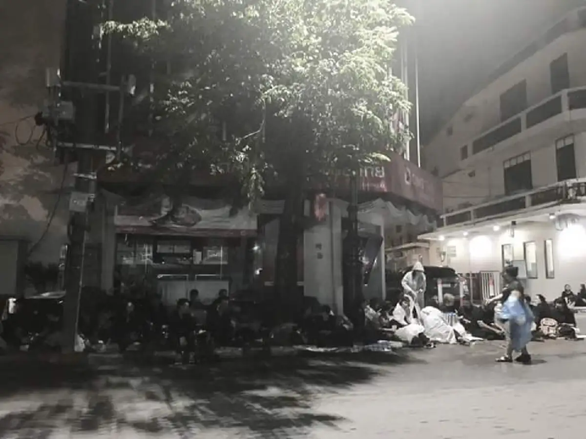 ทุกลมหายใจเพื่อ "องค์พ่อหลวง" !! คนไทยหัวใจสุดแกร่ง ไม่ย่อท้อเผชิญฝนหนัก  เข้าคิวสู่มณฑลพระราชพิธีฯ (มีภาพ+คลิป)