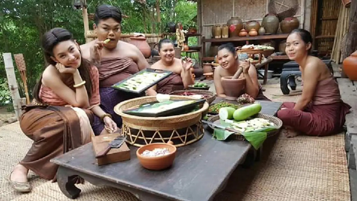 เด่นยิ่งกว่านางเอก !! เปิดวาร์ป "อีสาลี่ บ่าวร่างยักษ์" ที่เกลียดแม่หญิงการะเกดเข้าไส้ ชีวิตจริงดีเวอร์ จนหลายคนอิจฉา !! (คลิป)