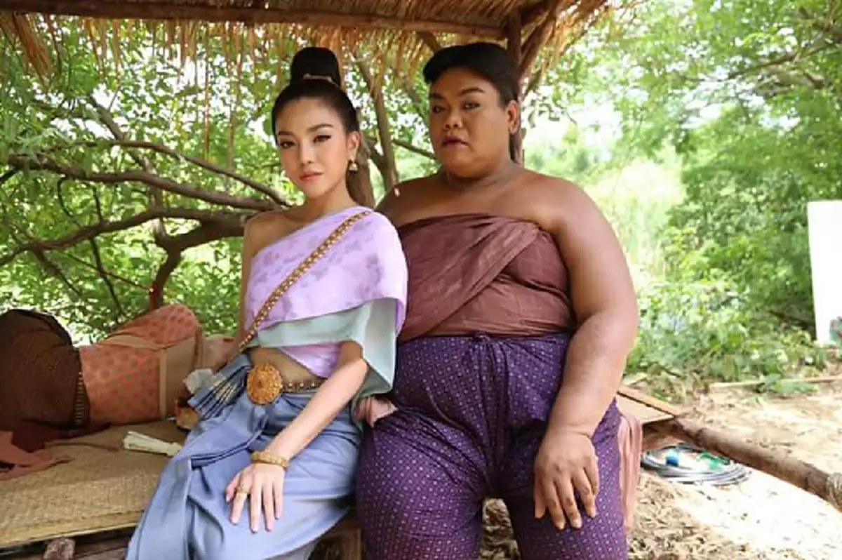 เด่นยิ่งกว่านางเอก !! เปิดวาร์ป "อีสาลี่ บ่าวร่างยักษ์" ที่เกลียดแม่หญิงการะเกดเข้าไส้ ชีวิตจริงดีเวอร์ จนหลายคนอิจฉา !! (คลิป)