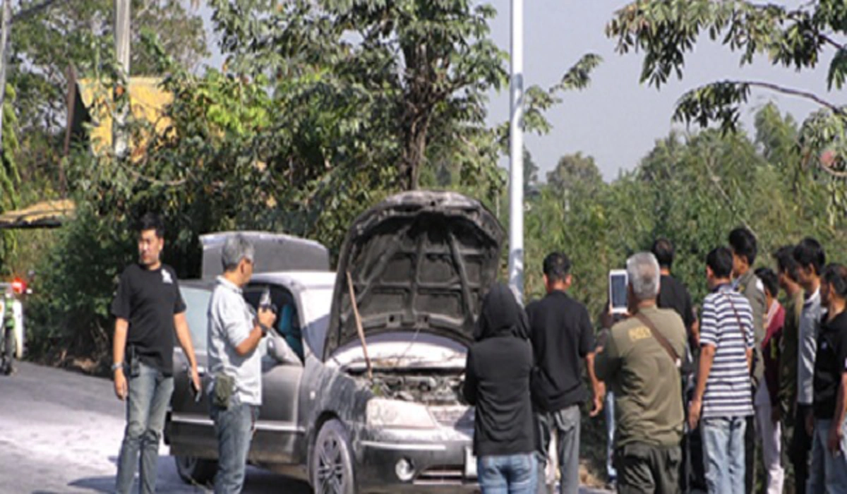 หนีตายแทบไม่ทัน!! ระทึก สาวใหญ่รีบพาแม่ออกจากรถหลังพบไฟลุกไหม้ห้องเครื่อง เซ็งหนักเพิ่งออกจากศูนย์ฯ ไม่ถึง 10 กม.