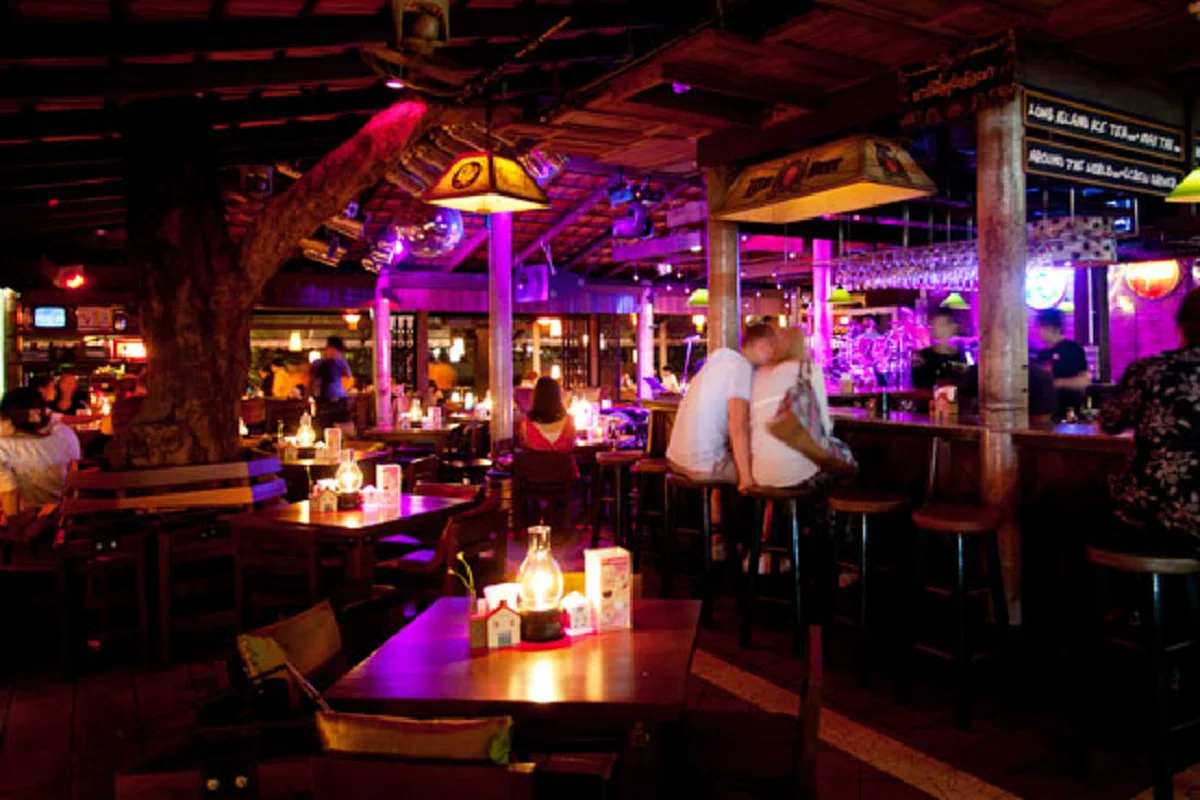 พ่อค้า-แม่ค้า..สะดุ้งเป็นแถว!! นายกฯ สั่งห้าม “ขายเหล้าใกล้สถานศึกษา” หากฝ่าฝืน ดำเนินการตามกฎหมายทันที พร้อมแนะ ปชช.ร่วมแจ้งเบาะแส