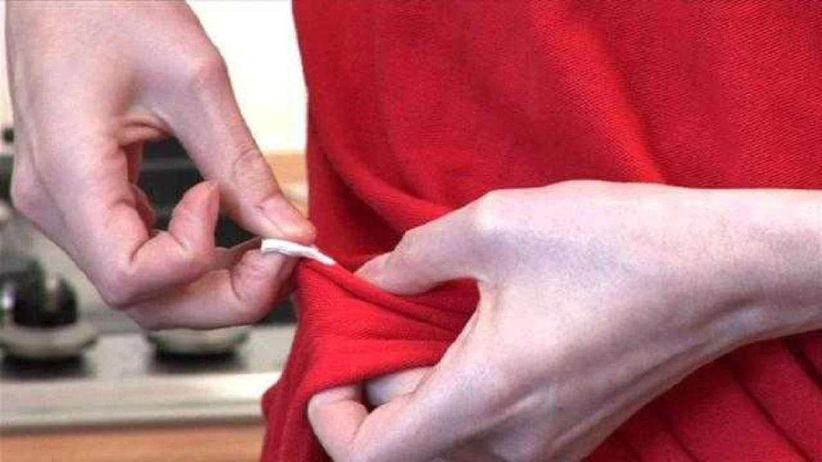 โง่มาตั้งนาน!! สุดยอดเคล็ดลับ วิธีขจัดรอยเปื้อนหมากฝรั่งบนเสื้อผ้า ให้สะอาดหมดจด ลองทำแล้วจะอึ้งกับผลลัพธ์ที่เห็น !!