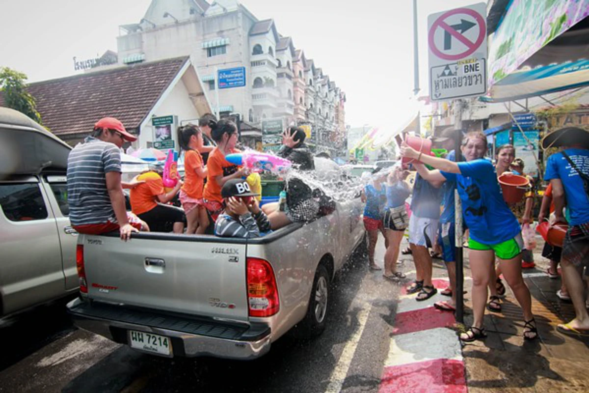 ขึ้นรถปุ๊บ รัดปั๊บ !?!?  วินาที "พล.อ.ประวิตร" ขึ้นรถรีบคว้าSeat belt มันทันที...บอกคำพูดเด็ดถึงทุกคน  (มีคลิป)