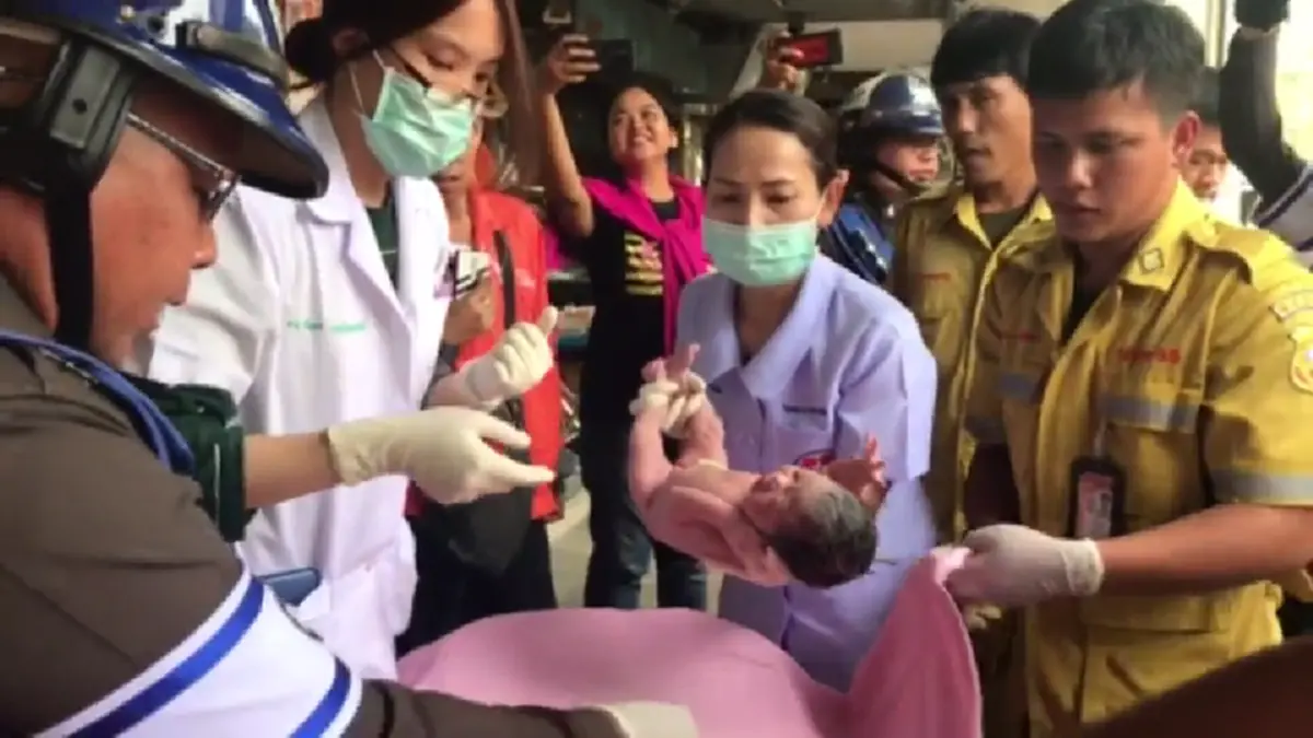 น่าชังจริงๆลูกจ๋า..!! ทารกน้อยคลอดฉุกเฉินบนรถกระบะ ตร.โครงการพระราชดำริช่วยทั้งแม่ลูกปลอดภัย เอ๊ะว่าแต่ว่า...ป้ายทะเบียนอะไรนะ?? (มีคลิป)