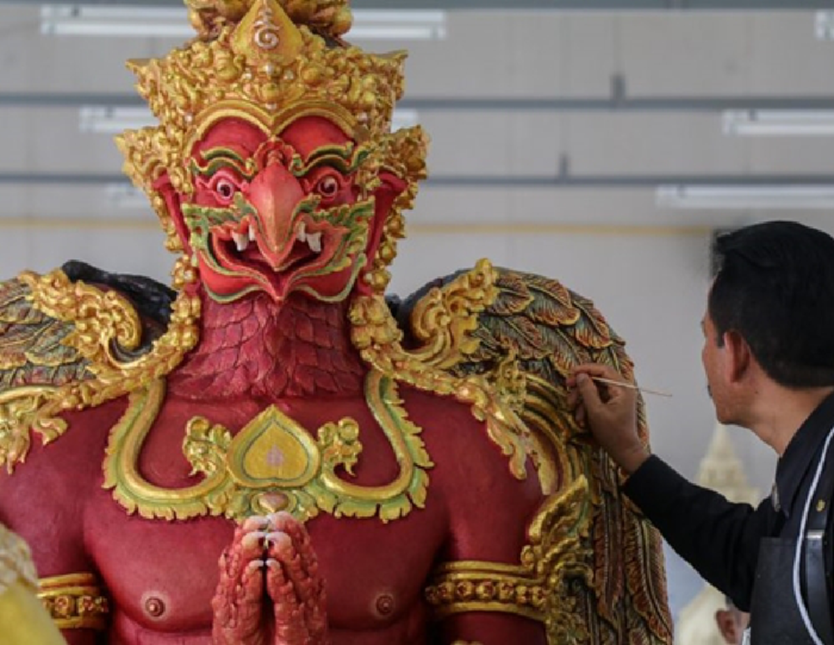 อาจารย์เฉลียว จรดปลายพู่กันแต่งเติมสีครุฑ ด้วยหัวใจ !!! ทั้งเล่าว่า การถวายงานครั้งสุดท้ายนี้ ถือเป็นเกียรติอันสูงสุดในชีวิต !!!