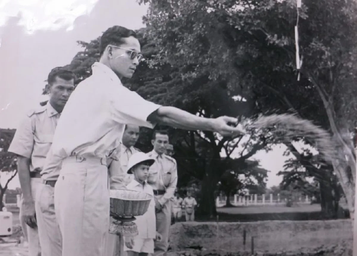 น้ำตาจะไหล!! ในหลวงตรัส "ข้าวกล้องนี้ดี คนบอกว่ากินข้าวกล้องต้องเป็นคนจน เราก็เป็นคนจน" พระราชาผู้ทรงอุทิศพระวรกายเพื่อชาวนาไทย(ชมคลิป)!!