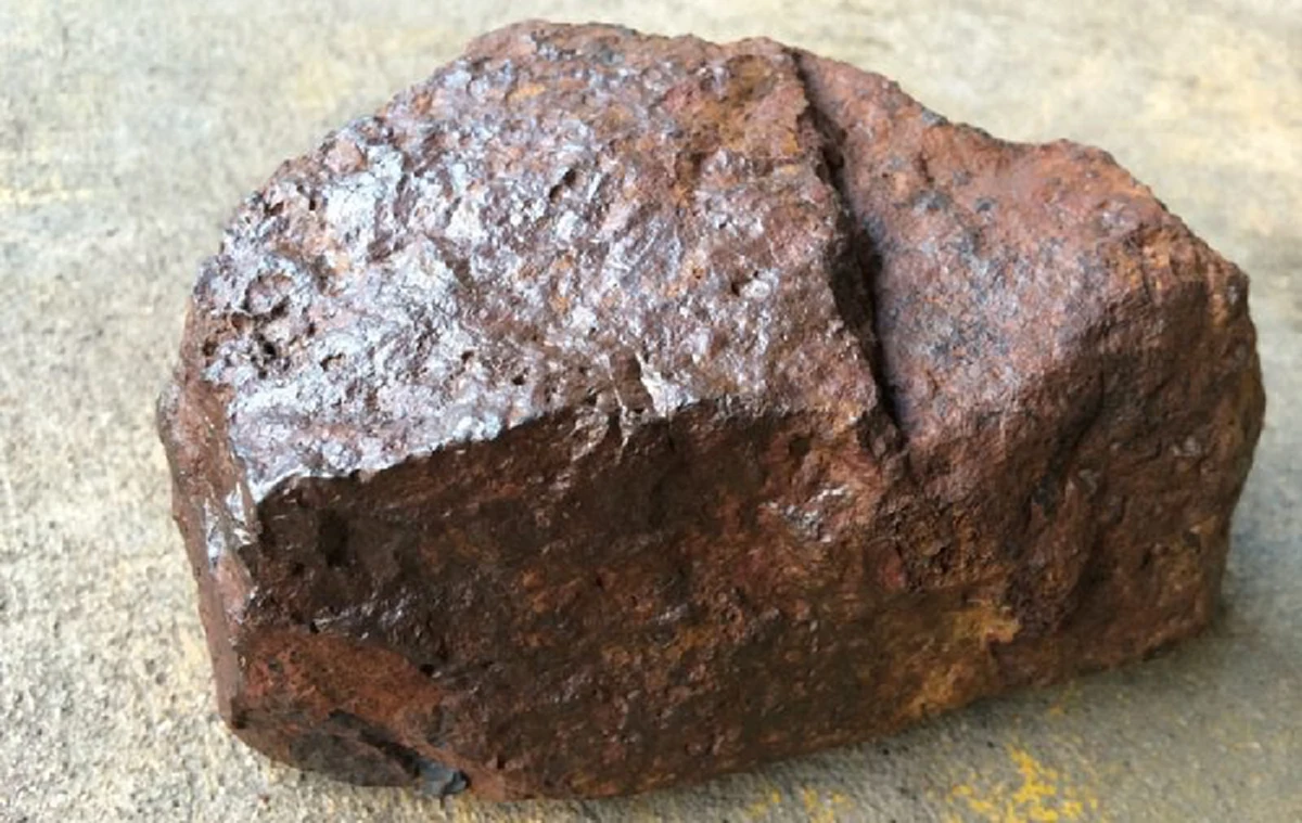 แฝงด้วยพลังอำนาจเร้นลับ..เมื่อมีภัยจะสั่นบอกทันที..ดาบแดงหรือดาบเหล็กน้ำพี้ "ขุนพันธรักษ์ราชเดช" ได้รับสืบทอดมาจากพระยาพิชัยดาบหัก..