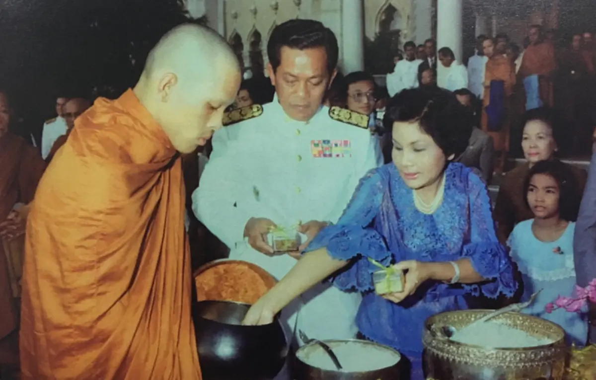 เป็นบุญตายิ่งนัก!! เปิดภาพหาชมยาก ๖ พฤศจิกายน "ในหลวงรัชกาลที่ ๑๐" ทรงผนวช ณ พระอุโบสถ วัดพระศรีรัตนศาสดาราม #วันนี้ในอดีต !!