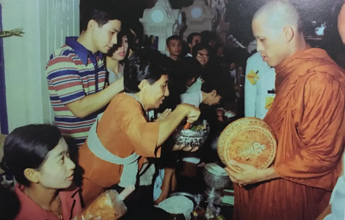 เป็นบุญตายิ่งนัก!! เปิดภาพหาชมยาก ๖ พฤศจิกายน "ในหลวงรัชกาลที่ ๑๐" ทรงผนวช ณ พระอุโบสถ วัดพระศรีรัตนศาสดาราม #วันนี้ในอดีต !!