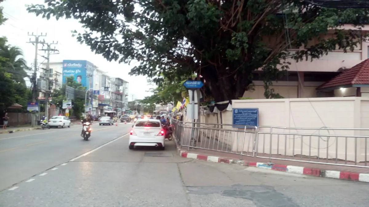 ติดป้ายไว้แบบนี้ก็ได้หรือ วอนหน่วยงานช่วยดูแลเพื่อความความปลอดภัยของเด็กนักเรียน