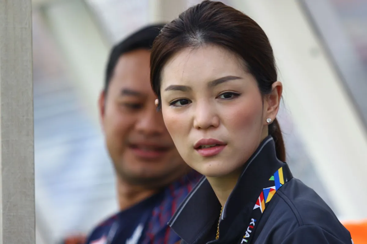 สวยสะท้านใจ!! เปิดภาพ"คุณเดียร์" อดีตผจก.ทีมชาติไทย สมัยเป็นนักศึกษา-เชียร์หลีดเดอร์  ที่น้อยคนจะเห็น??บอกได้คำเดียวว่าโดนใจชายไทยทั้งประเทศ