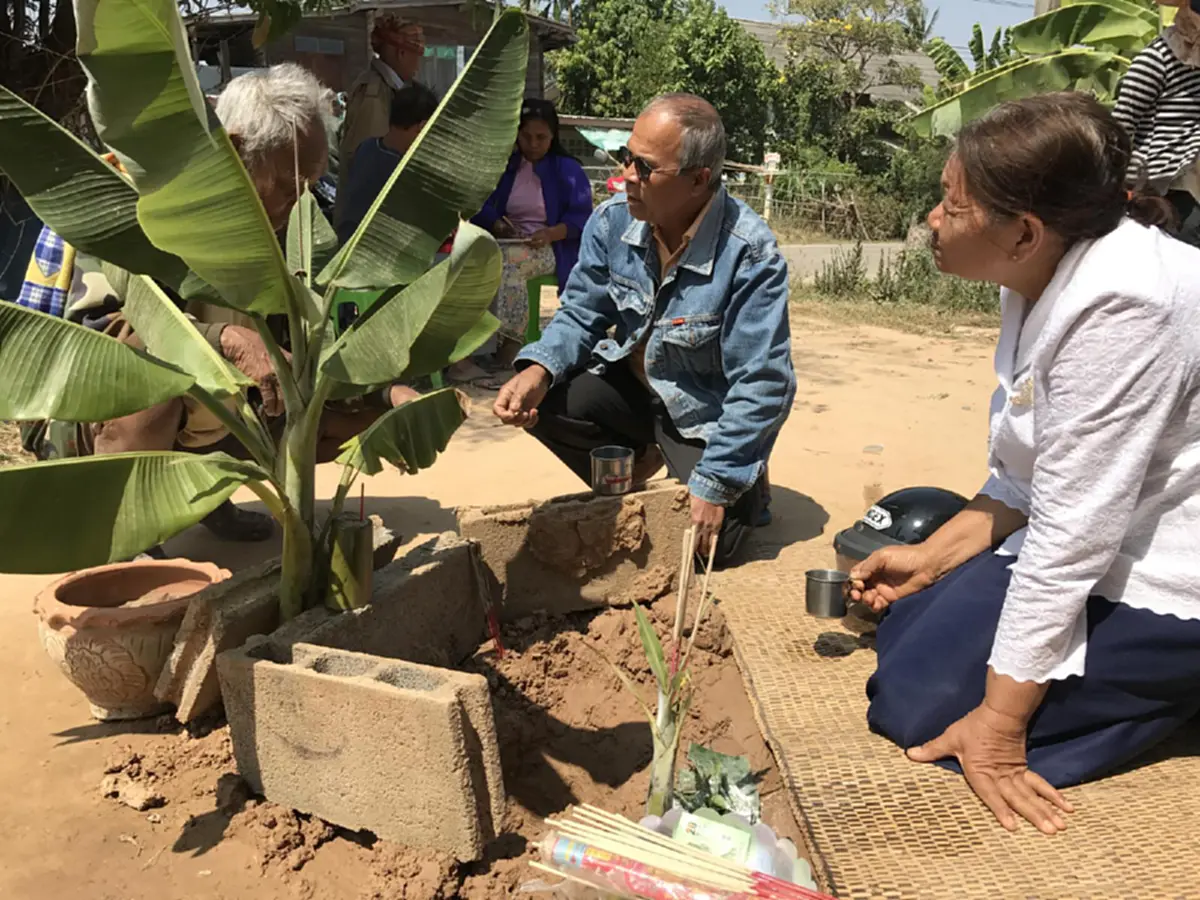 แตกตื่นทั้งหมู่บ้าน!! "บ่อน้ำ" แปลกๆโผล่หน้าบ้านพ่อเฒ่าสุรินทร์ พอร่างทรงบอกว่าเป็นอะไร รีบยกขันธ์ 5 ขอขมาด่วน ก่อนได้หวย 2 ตัวจังๆ