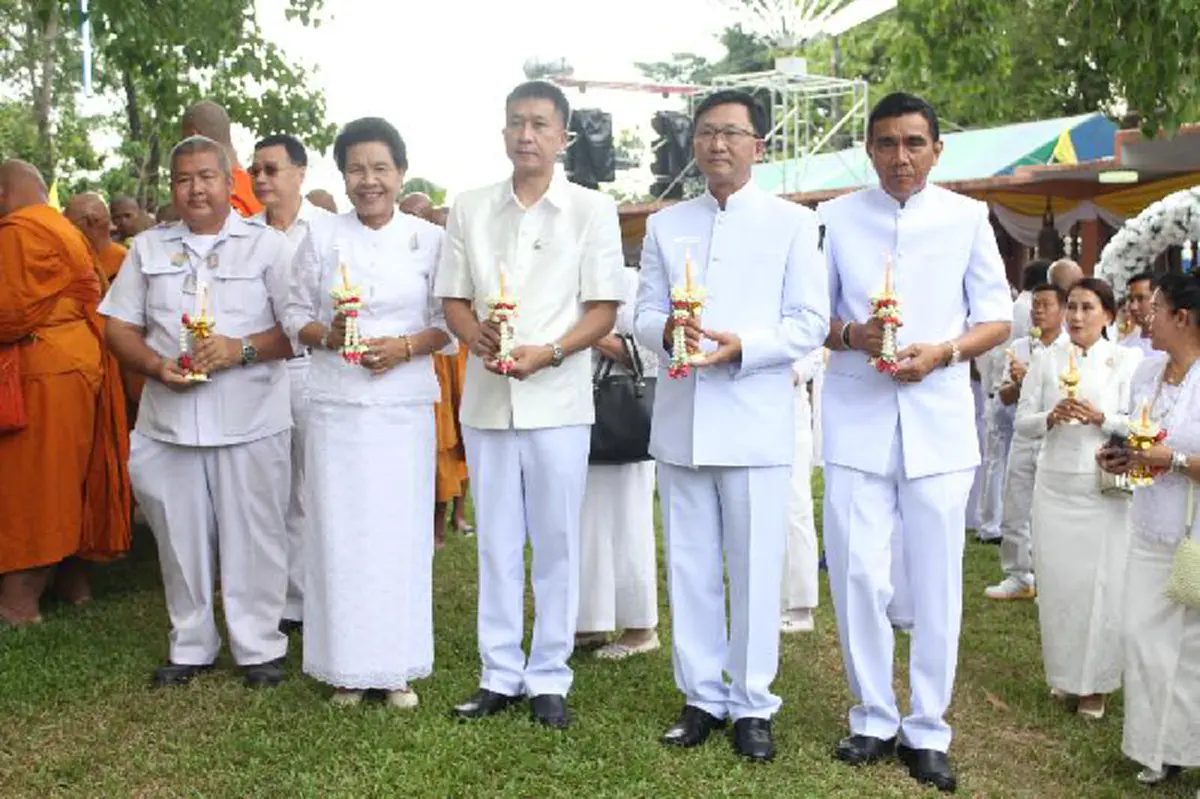 พุทธศาสนิกชนร่วมใจ!! ผู้ว่าราชการฯ ปราจีนบุรี และพระครูสิริวัฒนโสภณ นำคณะสงฆ์ พุทธศาสนิกชน เวียนเทียนรอบต้นพระศรีมหาโพธิ์ ในวันวิสาบูชา!!