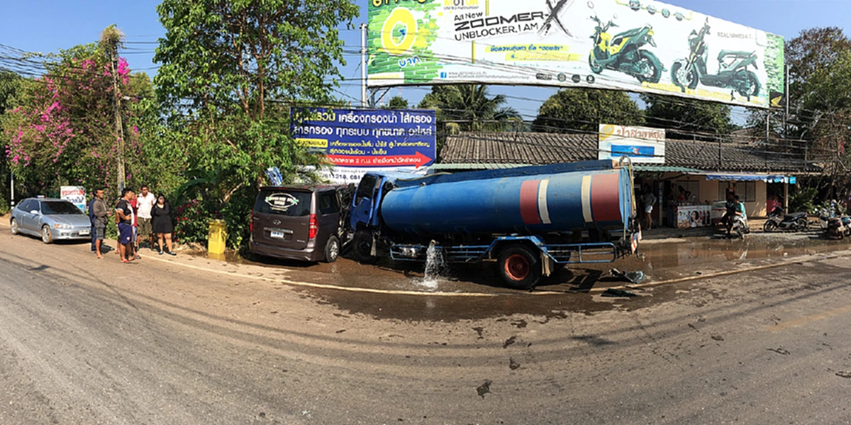 ระทึกขวัญ!! รถบรรทุกน้ำ 8 พันลิตร ชนกลางลำ "รถตู้นทท." กลับจากเกาะช้าง ไถลชนต้นไม้ซ้ำ บาดเจ็บระนาว รถพังยับเยิน!!