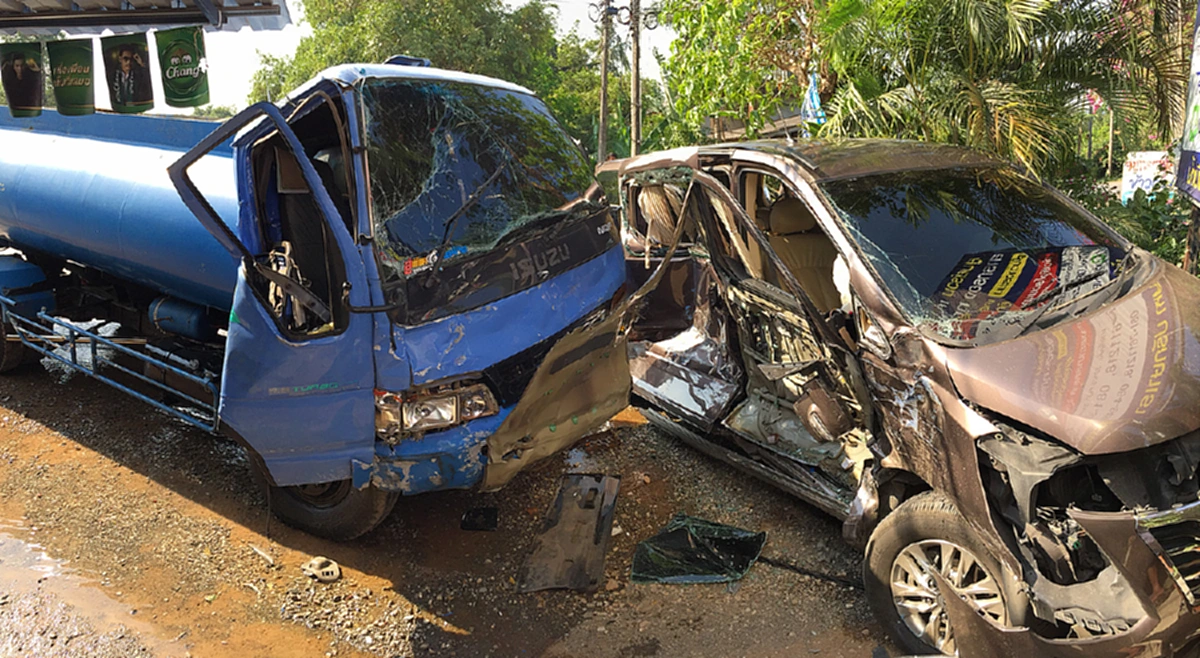 ระทึกขวัญ!! รถบรรทุกน้ำ 8 พันลิตร ชนกลางลำ "รถตู้นทท." กลับจากเกาะช้าง ไถลชนต้นไม้ซ้ำ บาดเจ็บระนาว รถพังยับเยิน!!