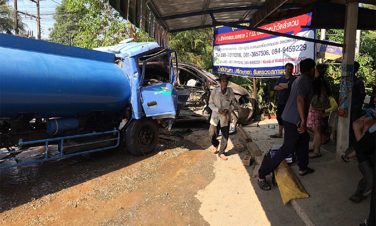 ระทึกขวัญ!! รถบรรทุกน้ำ 8 พันลิตร ชนกลางลำ "รถตู้นทท." กลับจากเกาะช้าง ไถลชนต้นไม้ซ้ำ บาดเจ็บระนาว รถพังยับเยิน!!