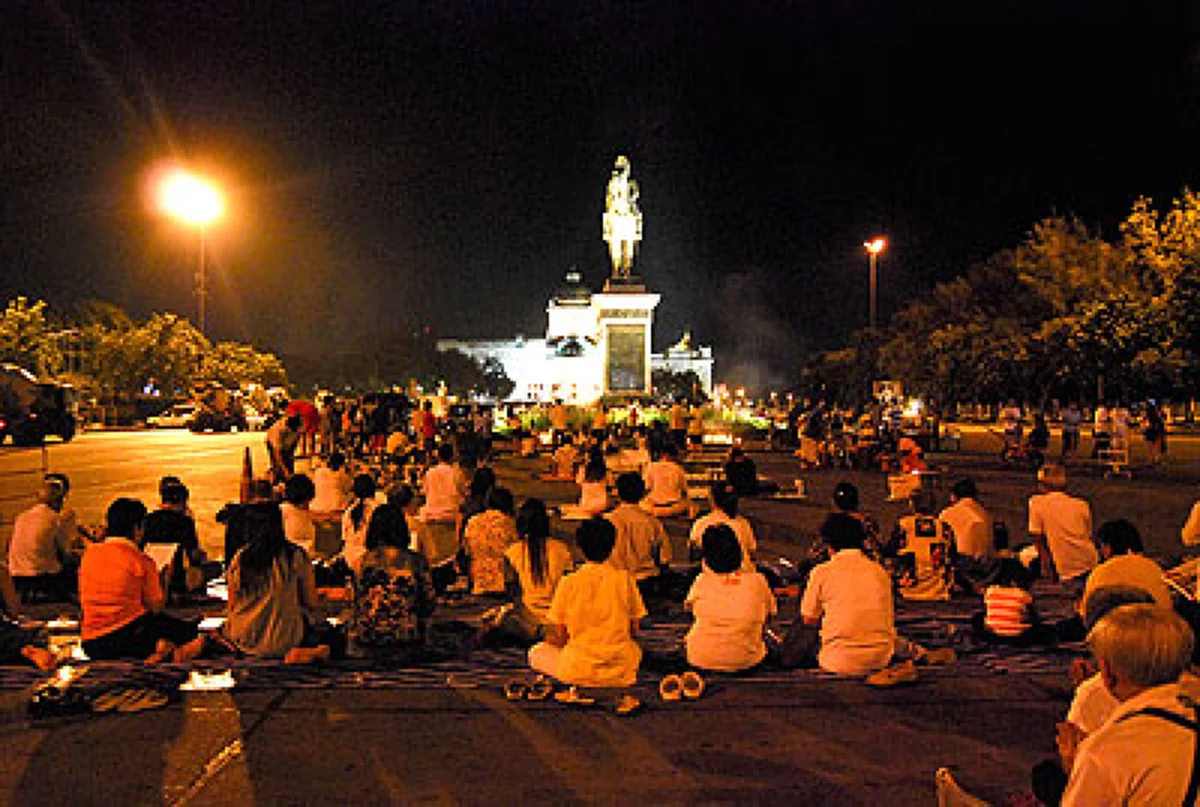 โจษขานมานาน!! งานนี้เจอจริงๆ แก๊งค้าดอกไม้รุมกดดันซื้อ!?! หนุ่มโพสต์สุดเซ็งตั้งใจสักการะพระบรมรูป ร.5 แต่โดนขูดรีดเงินเป็นพัน??