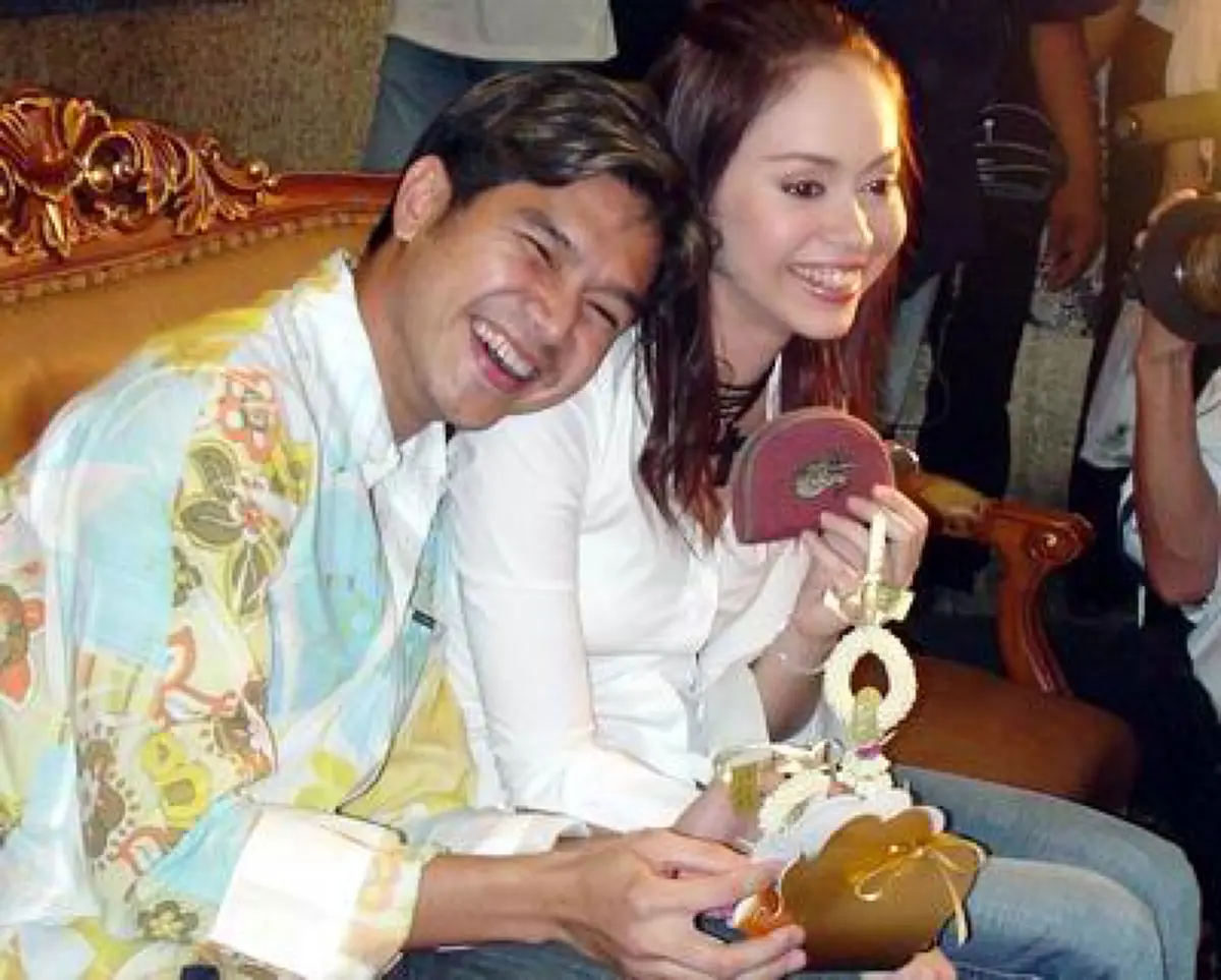 โมเม้นต์ประทับใจ!! "เต๋า-นัท" กอดคอกันแน่น ร่วมเฟรมพร้อม"ยุ้ย" (ภรรยา) โซเชียลแห่คอมเม้นต์อดีตไม่สำคัญ..เพราะมิตรภาพงดงามเสมอ!? (ชมคลิป)