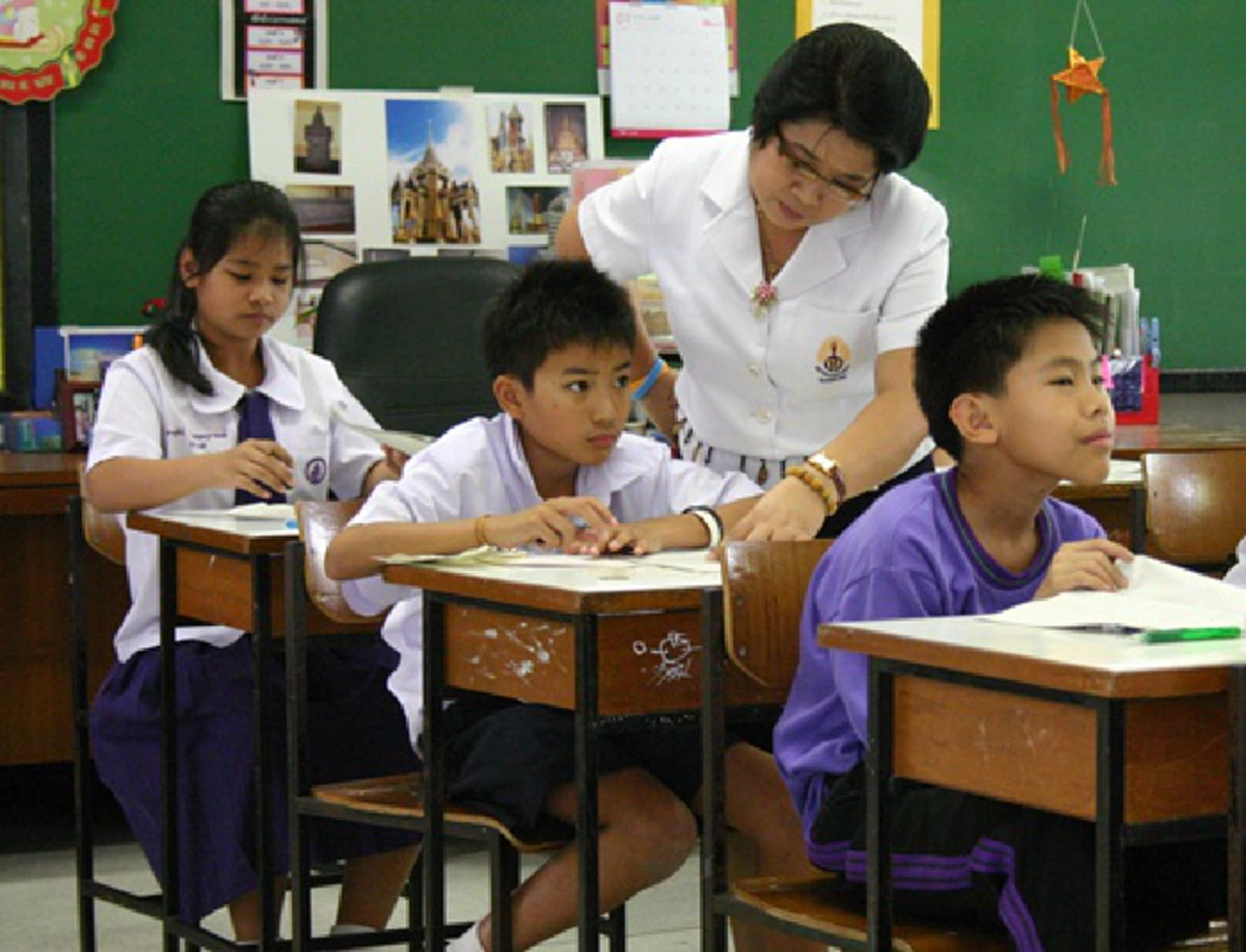 โหดมาก !!! "เด็กไทย" ติดอันดับ "เรียนหนังสือหนัก" ที่สุดในโลก มีเวลาคุยพ่อแม่วันละ 10 นาที