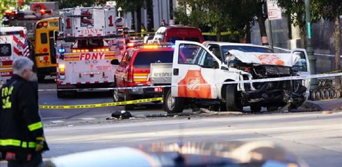 ด่วน!!! เกิดเหตุคนร้าย ขับรถพุ่งชนคน ก่อนลงมาใช้อาวุธปืนกราดยิง วันฮาโลวีน ในสหรัฐฯ ตายแล้ว 8 (คลิป)