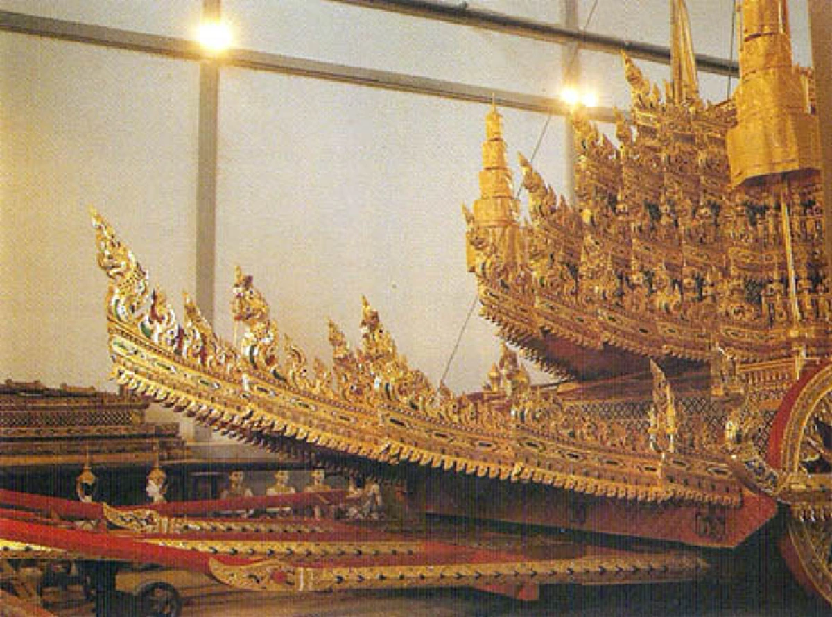หัวใจใกล้จะสลายเข้ามาทุกที!! ทุบกำแพง..เชิญ "พระมหาพิชัยราชรถ" ออกใช้พระราชพิธีถวายพระเพลิงในหลวง ใช้เสร็จ..ต้องปิดตายทางออก ตามราชประเพณี